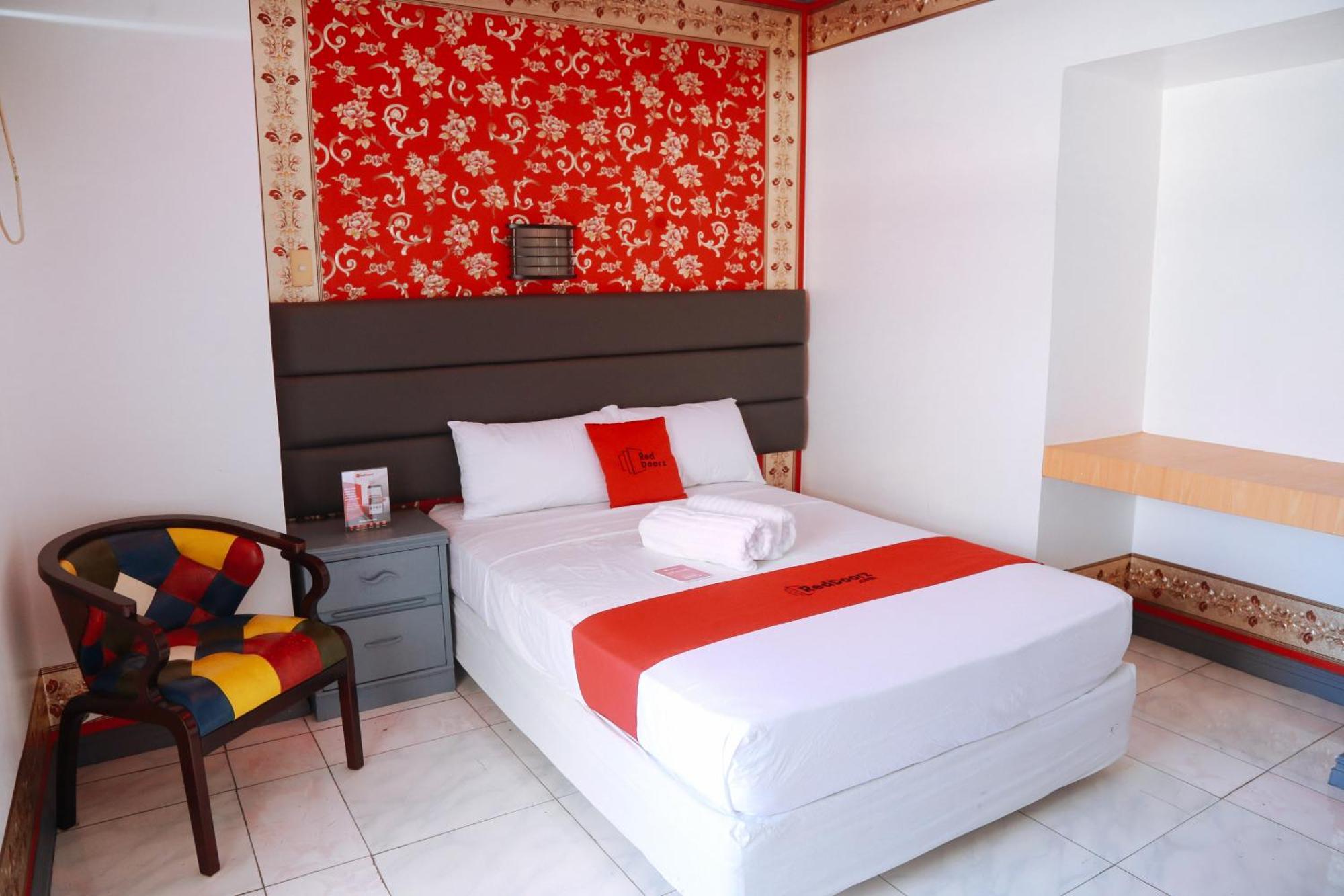 Reddoorz Plus @ Castle Chateau Iloilo Exterior foto
