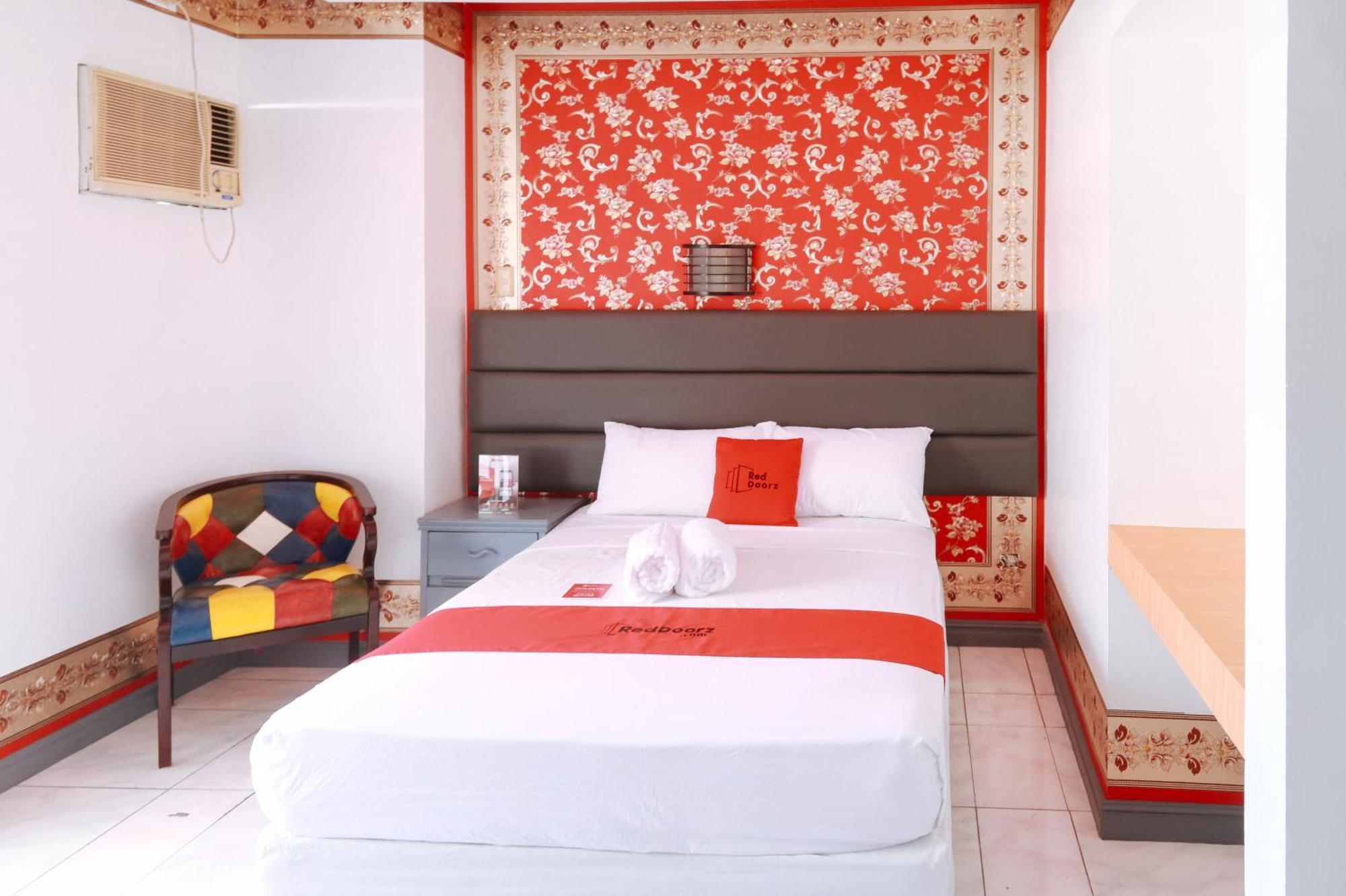 Reddoorz Plus @ Castle Chateau Iloilo Exterior foto